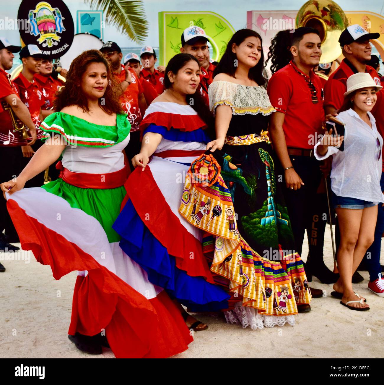 3 Damen in traditionellen lateinamerikanischen Kleidern, vertreten von links, Mexiko, Belize und Guatemala in der Noche Centroamericana in San Pedro, Belize. Stockfoto