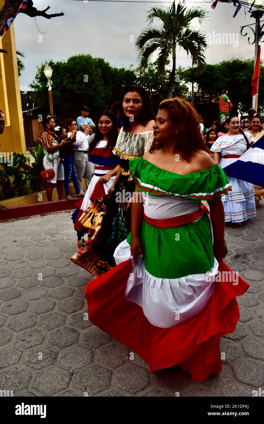 Drei Frauen in schönen, traditionellen lateinamerikanischen Kleidern nehmen an der Noche Centroamericana Parade in San Pedro, Belize Teil. Stockfoto