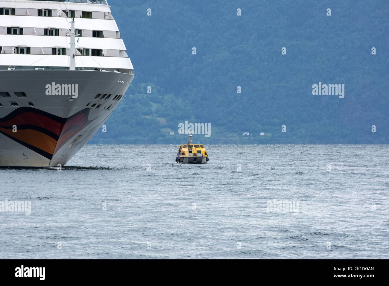 Vikoyri, Norwegen - 19. Juni 2022: Ein Aidamar-Kreuzfahrtboot in Schwierigkeiten, Passagiere mit kleinen Booten ans Ufer zu evakuieren. Regentag. Selektiver Fokus Stockfoto