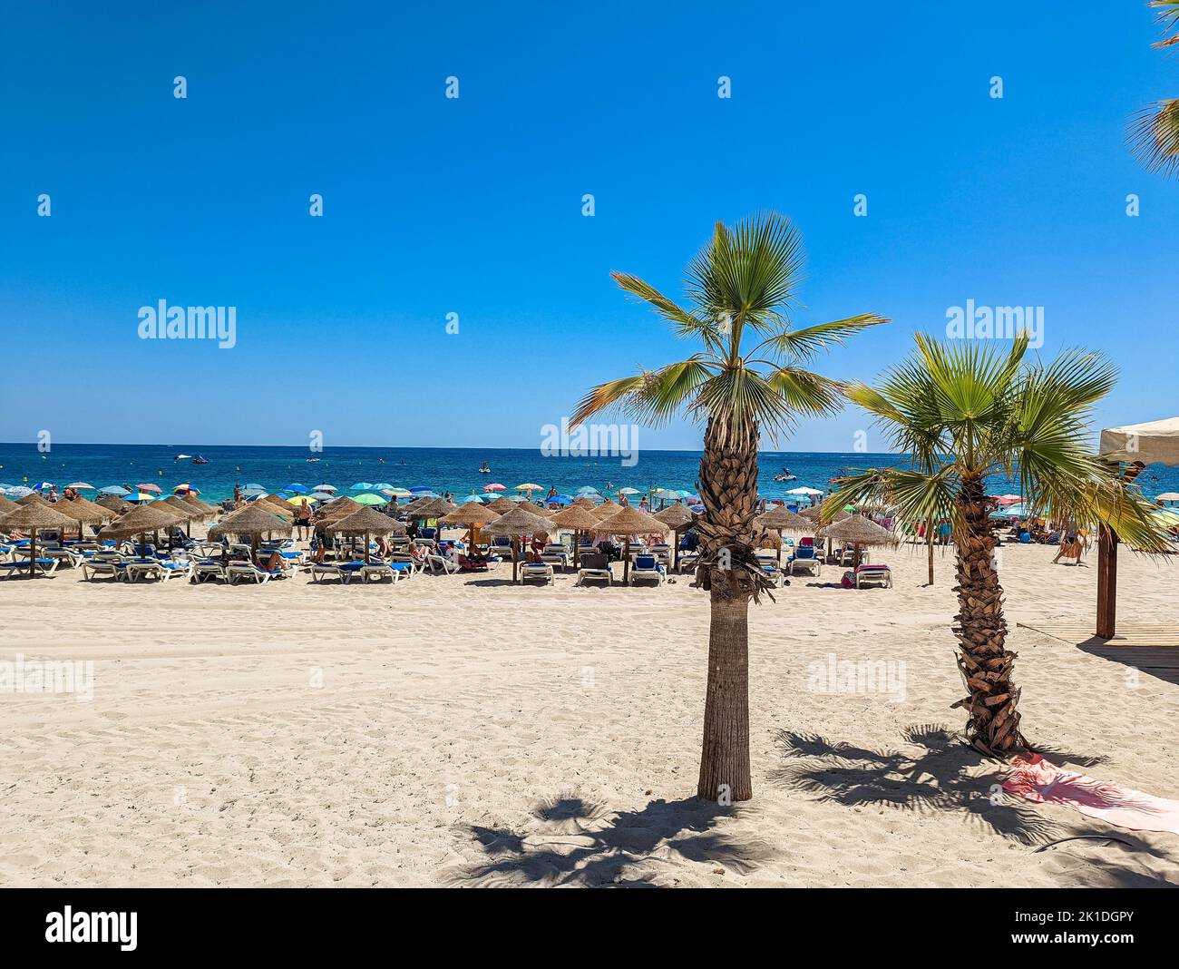 Farbenfroher mediterraner Strand. Penyal d’Ifach. Calpe Beach, Spanien. Stockfoto