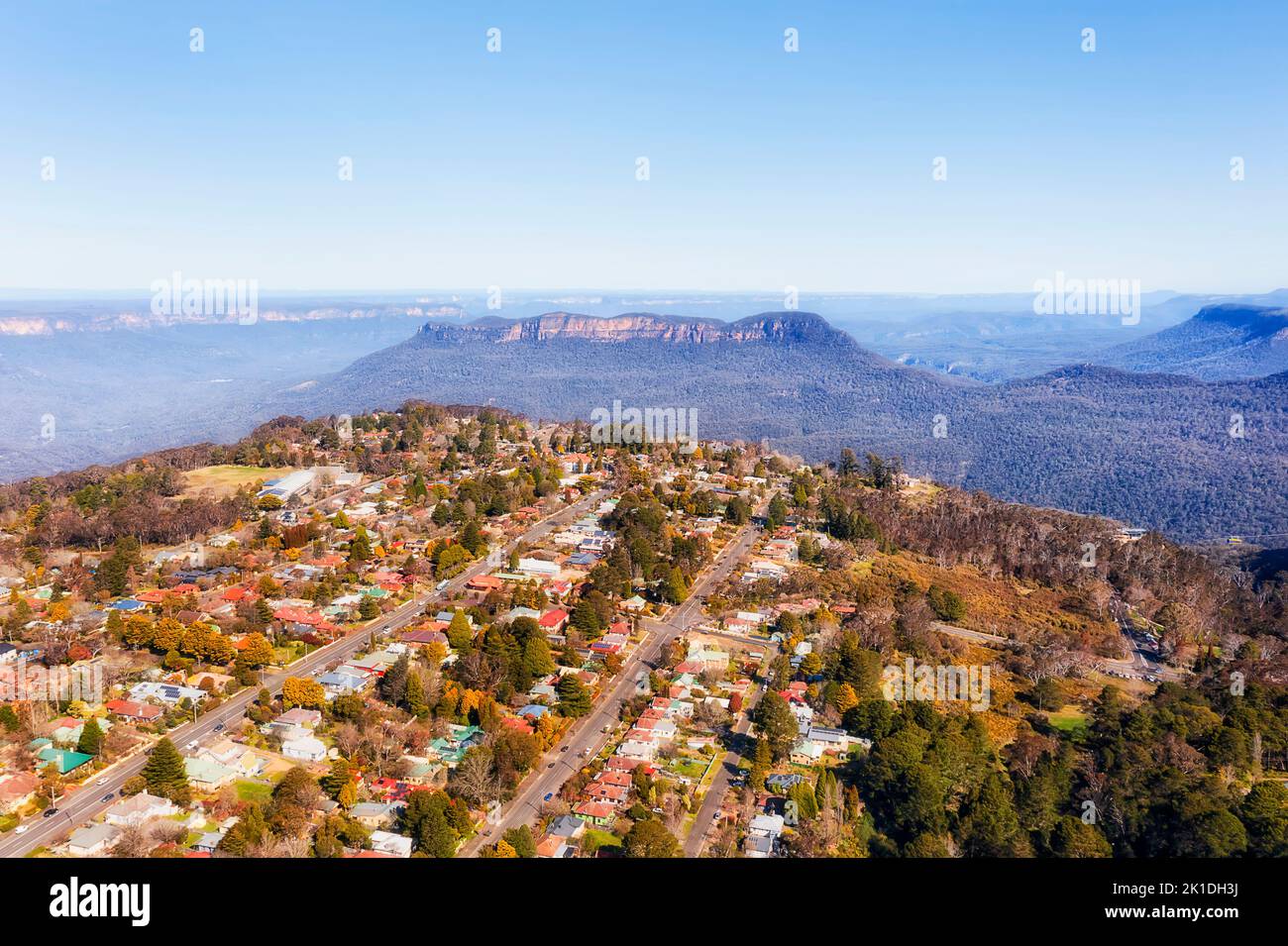 Wohnstraßen in Katoomba Stadt Blue Mountains, NSW, Australien - Luftlandschaft zum Echo Point Aussichtspunkt und Three Sisters. Stockfoto