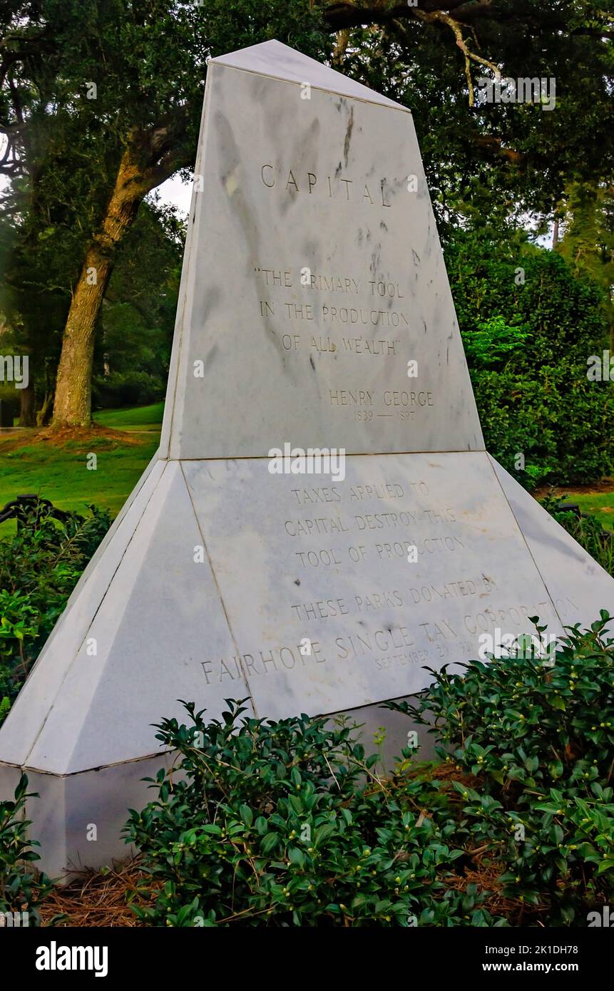 Ein Denkmal ehrt den Ökonomen Henry George im Henry George Bluff Park am 8. September 2022 in Fairhope, Alabama. Fairhope wurde 1894 gegründet. Stockfoto