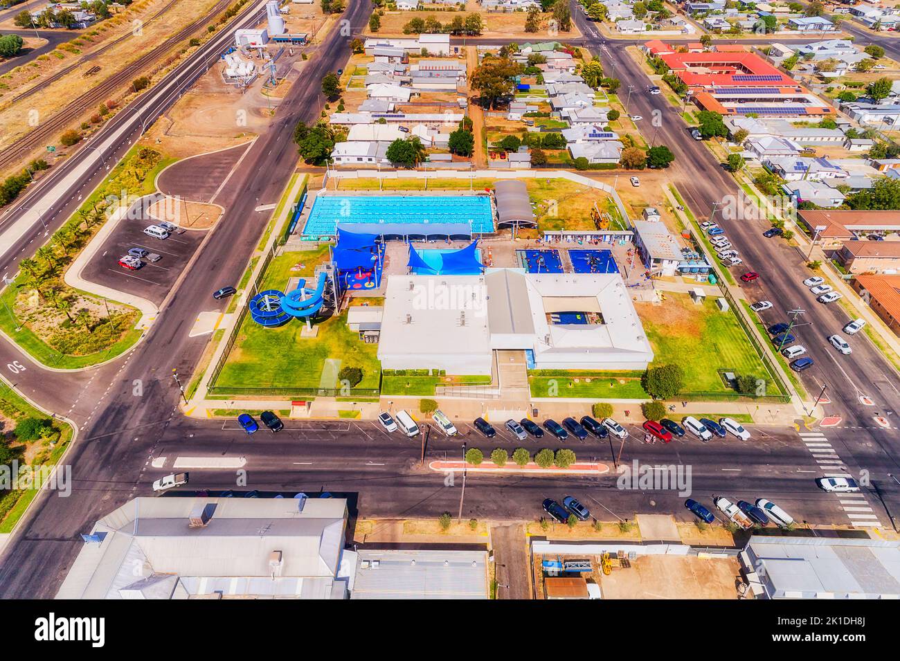 Moree regionale ländliche Stadt im artesianischen Becken Australiens - Luftbild des lokalen Sportkomplexes und der Wohnstraßen. Stockfoto