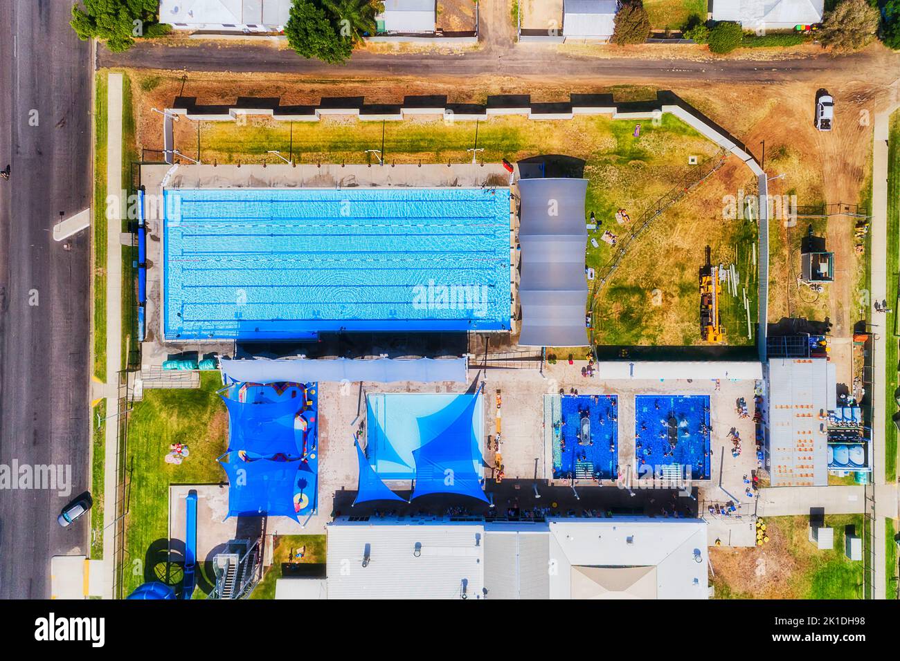 Wellness-Wasserzentrum mit Thermalbädern und Swimmingpool in Moree, der Stadt Narrabri Shire, Australien - von oben nach unten aus der Luft. Stockfoto