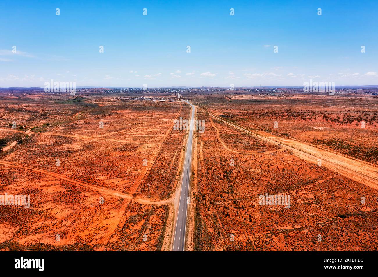 Silver City Highway von Adelaide nach Broken Hill am Eingang zur Broken Hill City im australischen Outback mit rotem Boden. Stockfoto