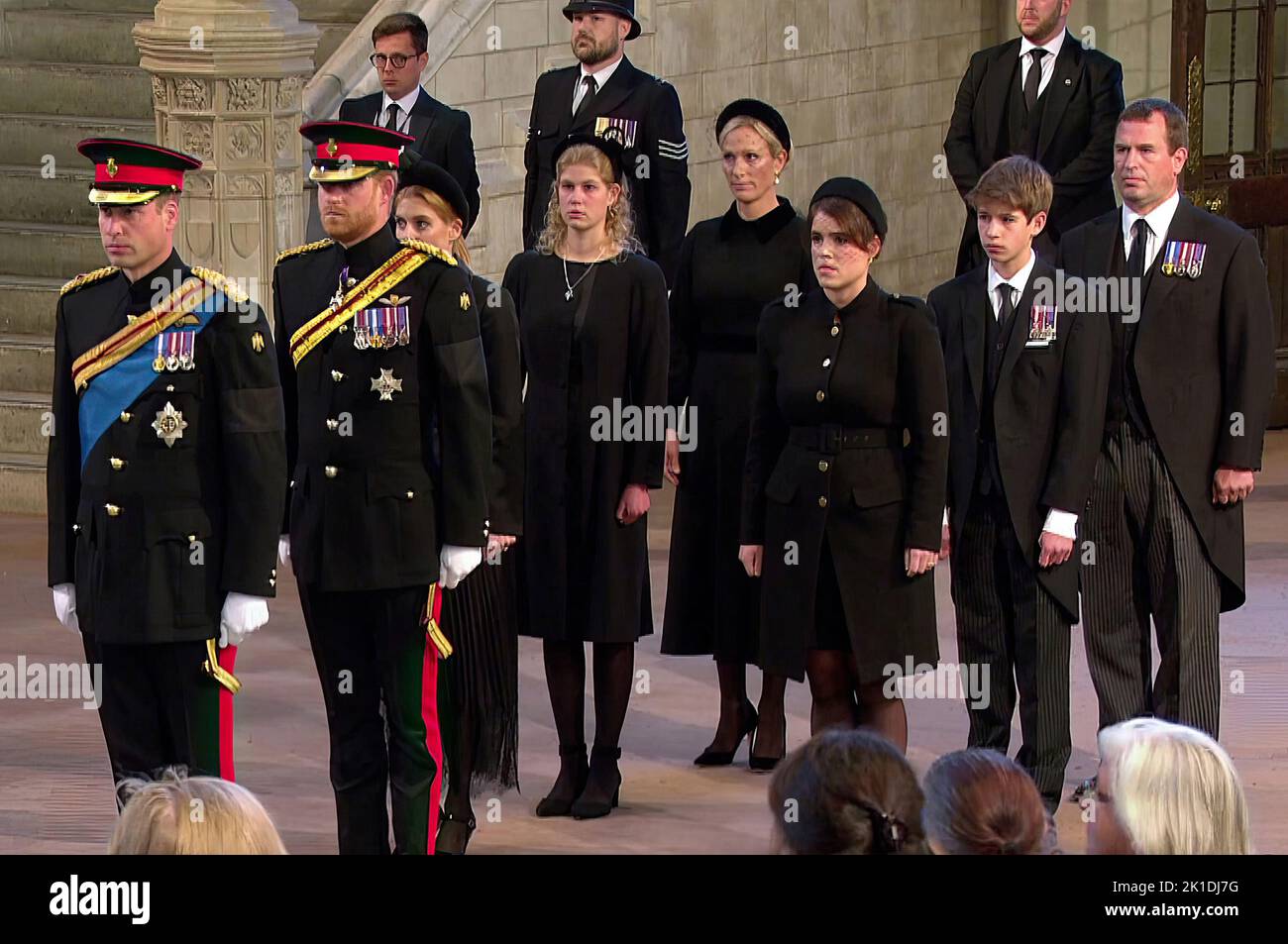 Foto zeigt: Enkelkinder der Königin, einschließlich Prinz Harry in Uniform Prinz William Lady Louise Windsor James Viscount Severn Princess Eugenie Princes Stockfoto