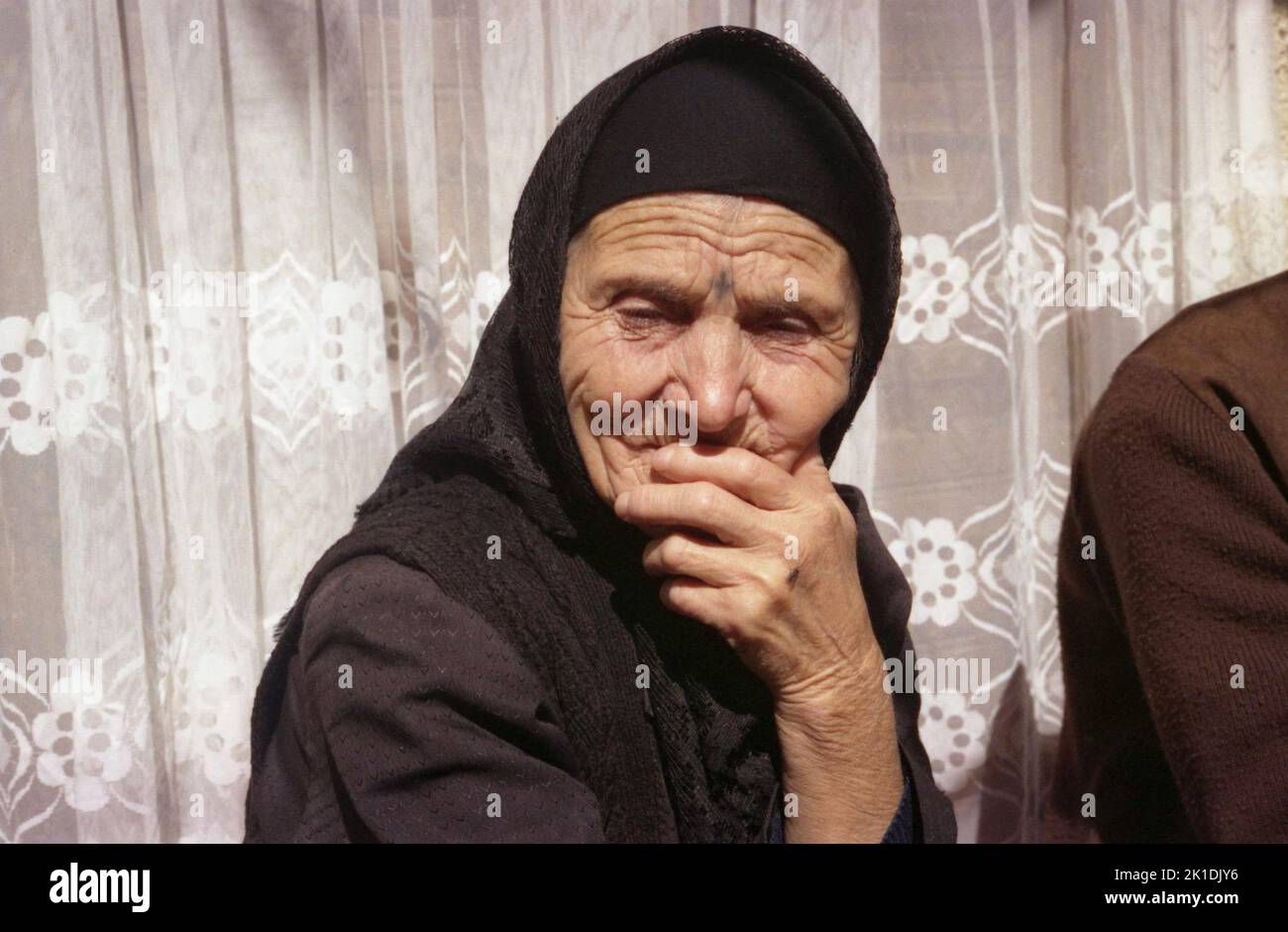 Stejaru, Rumänien, 2000. Agora Rafte, eine 110-jährige Frau (die schließlich 2007 starb). In Griechenland geboren, aus Aromanien stammend, ließ sie sich als Schutz gegen die Türken, die Körpertätowierungen als Sünde und Fluch betrachteten, ein Kreuz tätowieren, das traditionell auf ihre Stirn tätowiert wurde. Stockfoto