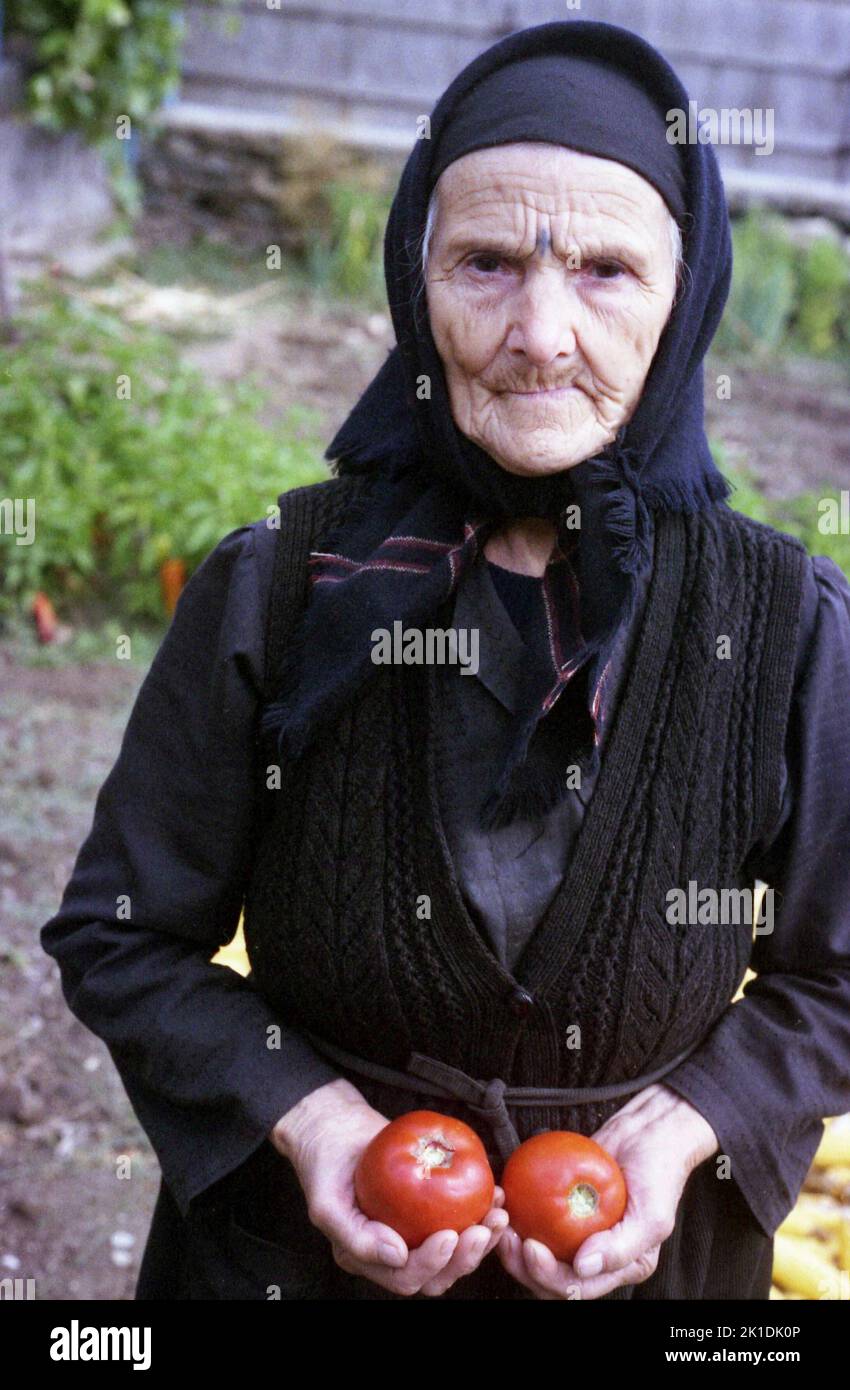 Stejaru, Rumänien, 2000. Agora Rafte, eine 110-jährige Frau (die schließlich 2007 starb). In Griechenland geboren, aus Aromanien stammend, ließ sie sich als Schutz gegen die Türken, die Körpertätowierungen als Sünde und Fluch betrachteten, ein Kreuz tätowieren, das traditionell auf ihre Stirn tätowiert wurde. Stockfoto