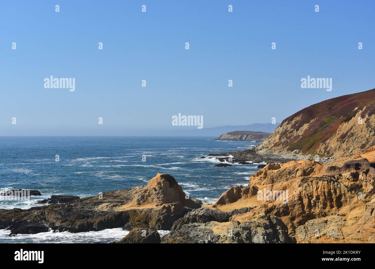 Großformatige Panoramalandschaft der zerklüfteten und farbenfrohen Küste Kaliforniens nördlich der Bodega Bay. Stockfoto