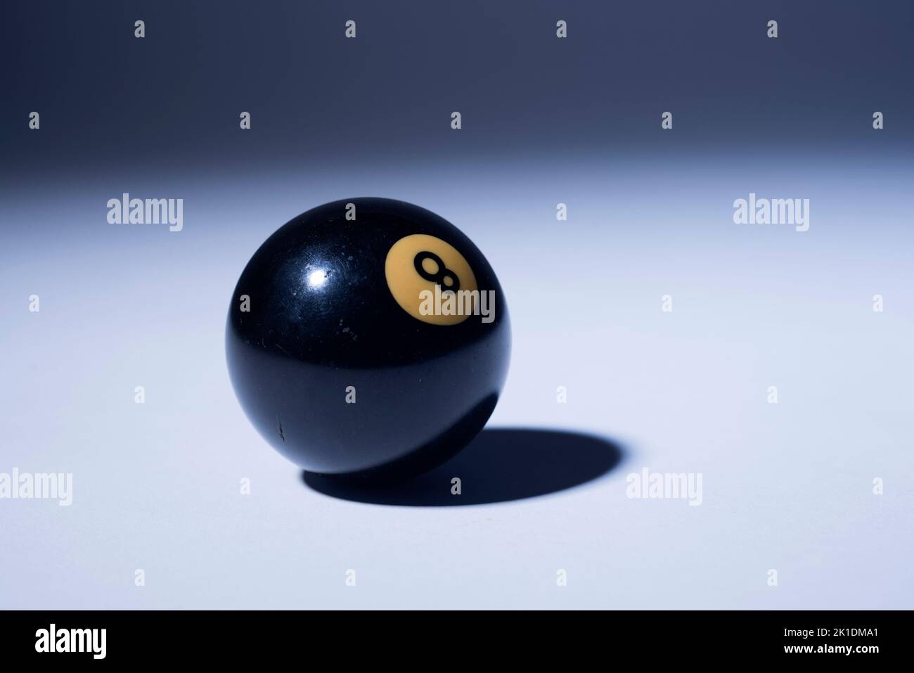 Eight Ball Symbol für Erfolg Großansicht auf Eightball mit Lichtreflexen Stockfoto