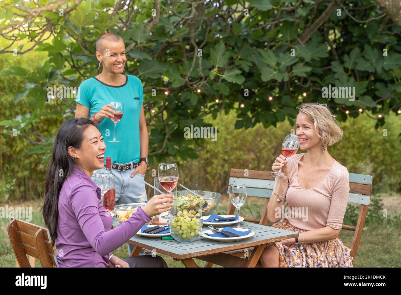 Gruppe von reifen glücklichen Freunden mit Wein zusammen in der Dinner-Party. Lächeln, Heiterkeit Konzept. Stockfoto