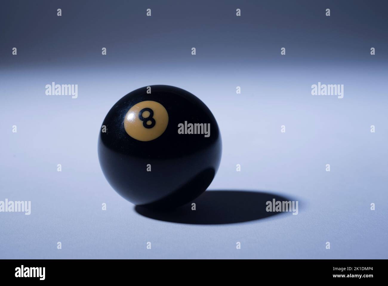 Eight Ball Symbol für Erfolg Großansicht auf Eightball mit Lichtreflexen Stockfoto