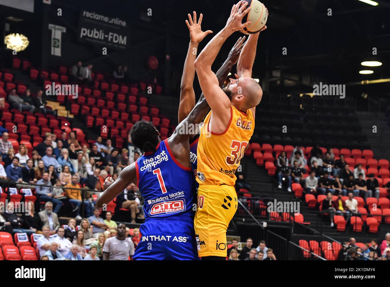 Donte Thomas von Heroes und Pierre-Antoine Gillet von Oostende in Aktion während eines Basketballspiels zwischen dem Belgier BC Oostende und den niederländischen Helden Den Bosch am Samstag, dem 17. September 2022 in Oostende, dem BNXT-Supercup zwischen dem niederländischen und dem belgischen Meister. BELGA FOTO JILL DELSAUX Stockfoto