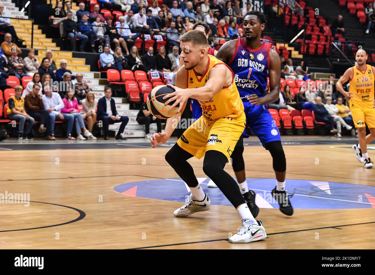 Haris Bratanovi von Oostende und Donte Thomas von Heroes in Aktion während eines Basketballspiels zwischen dem Belgier BC Oostende und den niederländischen Helden Den Bosch am Samstag, dem 17. September 2022 in Oostende, dem BNXT-Supercup zwischen dem niederländischen und dem belgischen Meister. BELGA FOTO JILL DELSAUX Stockfoto