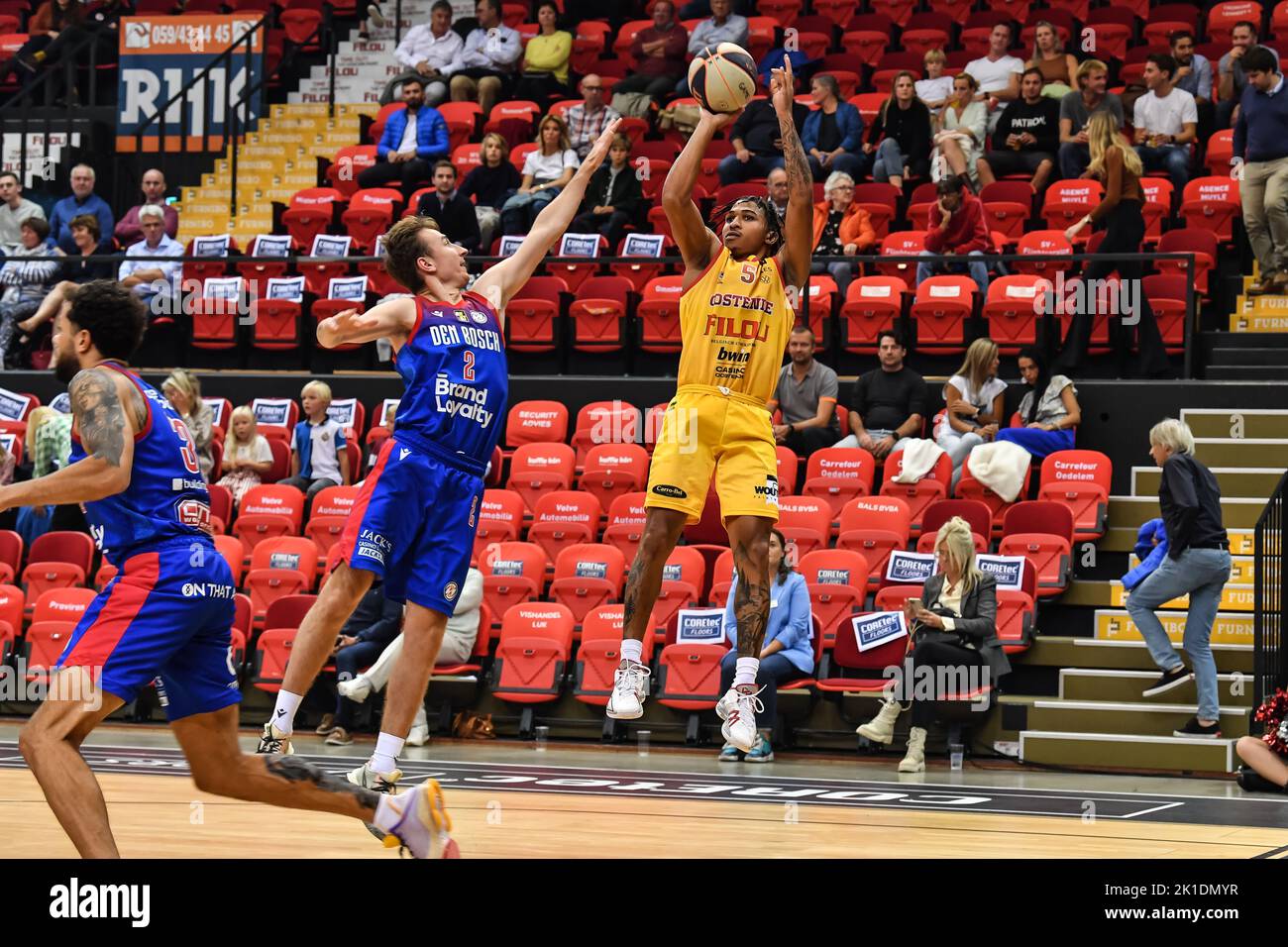 Heroes' Boy Van Vliet und Breein Tiree von Oostende in Aktion während eines Basketballspiels zwischen dem Belgier BC Oostende und den niederländischen Helden Den Bosch am Samstag, dem 17. September 2022 in Oostende, dem BNXT-Supercup zwischen dem niederländischen und dem belgischen Meister. BELGA FOTO JILL DELSAUX Stockfoto