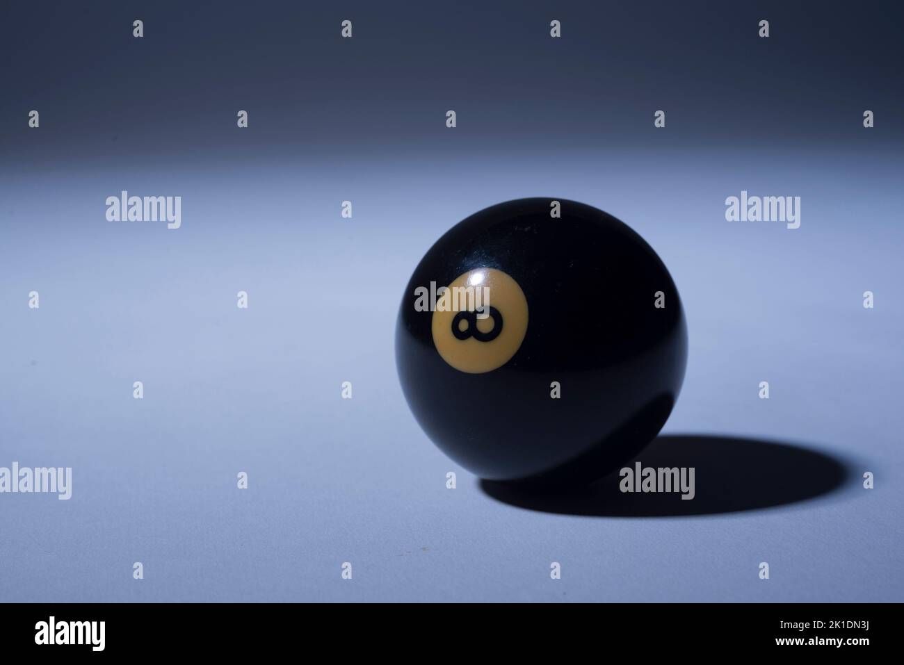 Eight Ball Symbol für Erfolg Großansicht auf Eightball mit Lichtreflexen Stockfoto