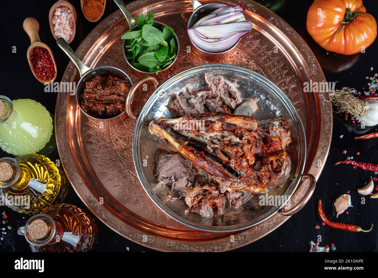 Braten Kopf eines Lammes. Traditionelles türkisches Offalgericht Kelle Sogus, Lammkopffleisch mit Brain Servierportion auf einem Kupferteller. Stockfoto