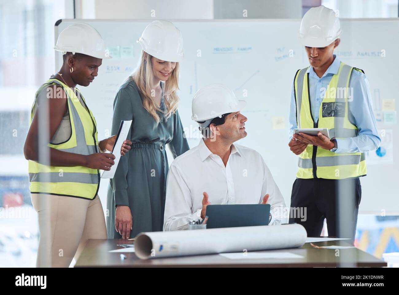 Architektur-, Bau- und Engineering-Team nutzt Technologie für die Innovations- und Entwicklungsplanung. Zusammenarbeit und Kommunikation in der Gruppe mit Stockfoto