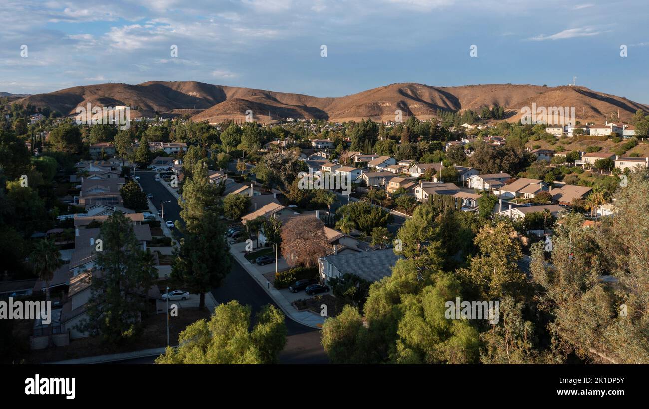 Sonnenuntergangs-Luftaufnahme von Einfamilienhäusern in Agoura Hills, Kalifornien, USA. Stockfoto