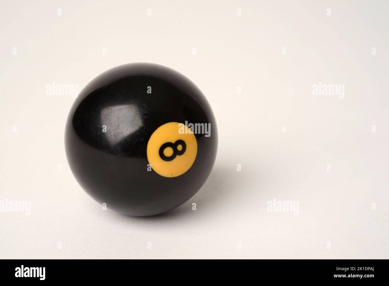 Eight Ball Symbol für Erfolg Großansicht auf Eightball mit Lichtreflexen Stockfoto