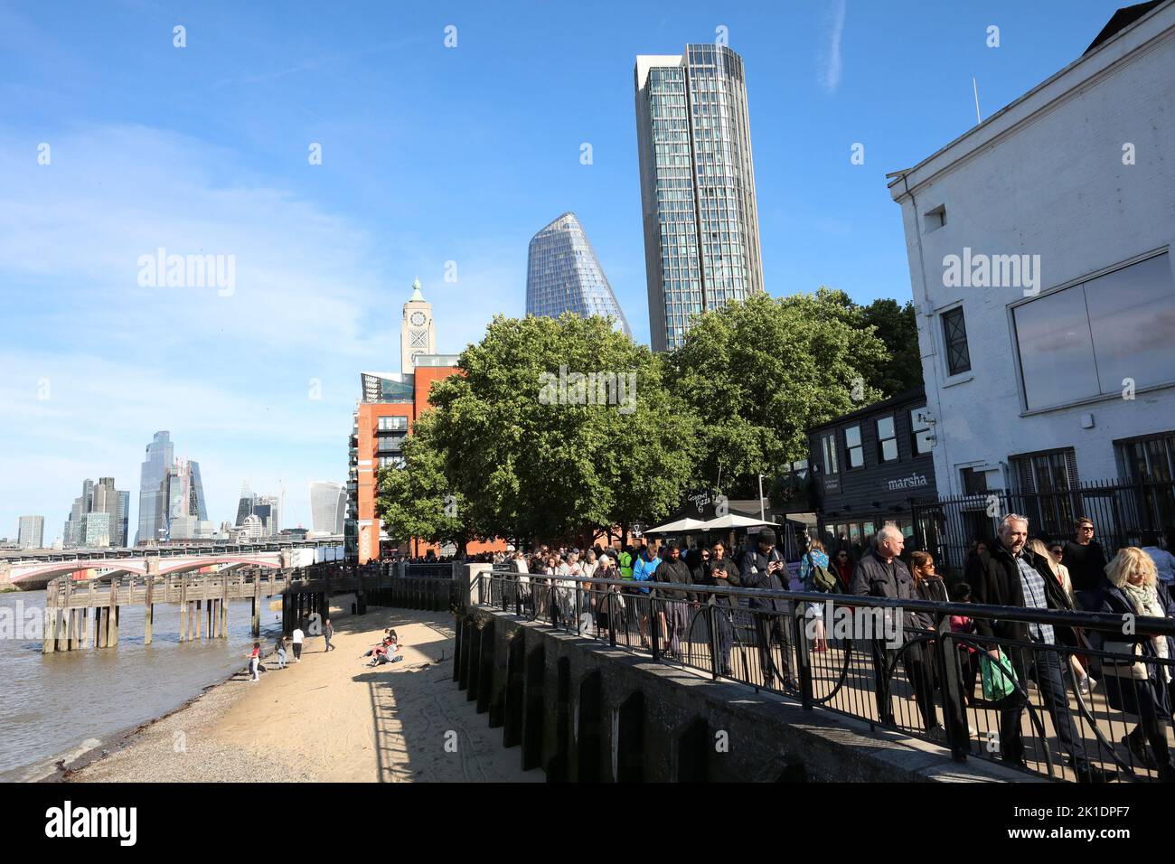 London, Großbritannien. 17. September 2022. Mitglieder der Öffentlichkeit stehen Schlange, um den Sarg ihrer Majestät Königin Elizabeth II. Zu sehen, die am Samstag, dem 17. September 2022, in der Westminster Hall in London im Staat liegt. Das Begräbnis von Königin Elizabeth II. Wird am Montag, dem 19.. September, in der Westminster Abbey stattfinden und voraussichtlich von führenden Persönlichkeiten aus der ganzen Welt besucht werden. Foto von Hugo Philpott/UPI Credit: UPI/Alamy Live News Stockfoto