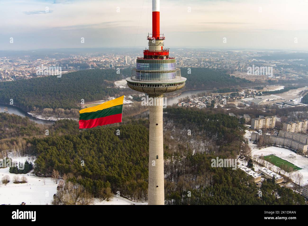 VILNIUS, LITAUEN - 16. FEBRUAR 2022: Anlässlich der Restaurierung der Sta winkt auf dem Fernsehturm von Vilnius eine riesige dreifarbige litauische Flagge Stockfoto