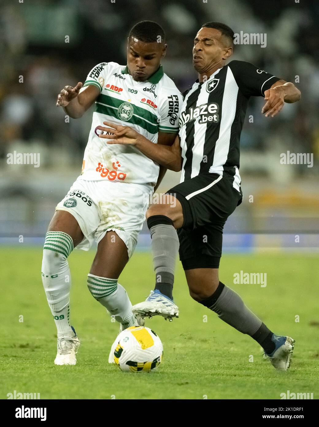 Rio De Janeiro, Brasilien. 17. September 2022. RJ - Rio de Janeiro - 09/17/2022 - BRASILIANISCHER A 2022, BOTAFOGO X CORITIBA - Victor Sa Spieler aus Botafogo bestreitet ein Gebot mit Nathan Mendes Spieler aus Coritiba während eines Spiels im Engenhao Stadion für die brasilianische Meisterschaft A 2022. Foto: Jorge Rodrigues/AGIF/Sipa USA Quelle: SIPA USA/Alamy Live News Stockfoto