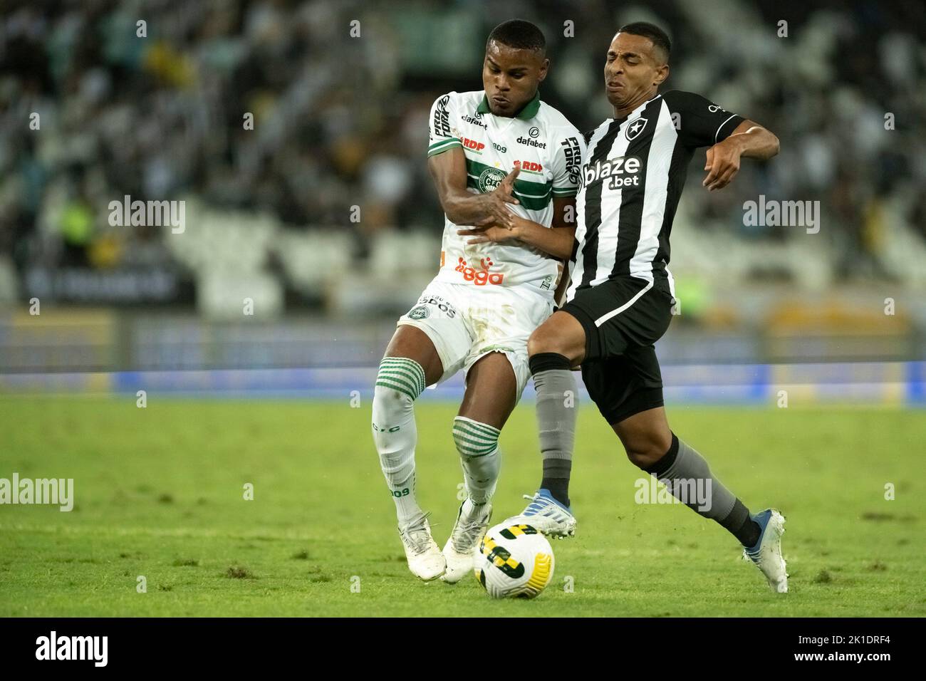 Rio De Janeiro, Brasilien. 17. September 2022. RJ - Rio de Janeiro - 09/17/2022 - BRASILIANISCHER A 2022, BOTAFOGO X CORITIBA - Victor Sa Spieler aus Botafogo bestreitet ein Gebot mit Nathan Mendes Spieler aus Coritiba während eines Spiels im Engenhao Stadion für die brasilianische Meisterschaft A 2022. Foto: Jorge Rodrigues/AGIF/Sipa USA Quelle: SIPA USA/Alamy Live News Stockfoto
