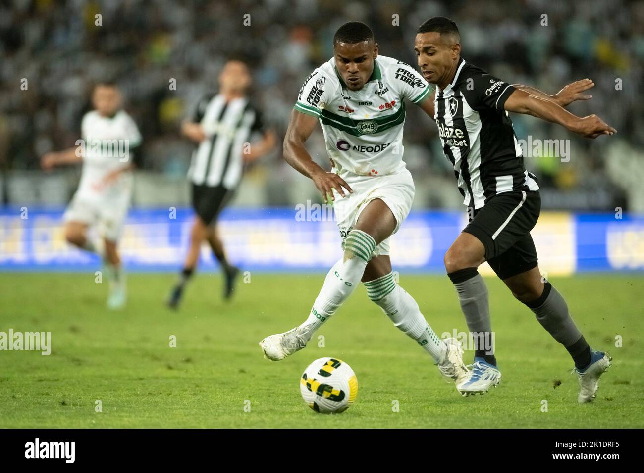 Rio De Janeiro, Brasilien. 17. September 2022. RJ - Rio de Janeiro - 09/17/2022 - BRASILIANISCHER A 2022, BOTAFOGO X CORITIBA - Victor Sa Spieler aus Botafogo bestreitet ein Gebot mit Nathan Mendes Spieler aus Coritiba während eines Spiels im Engenhao Stadion für die brasilianische Meisterschaft A 2022. Foto: Jorge Rodrigues/AGIF/Sipa USA Quelle: SIPA USA/Alamy Live News Stockfoto