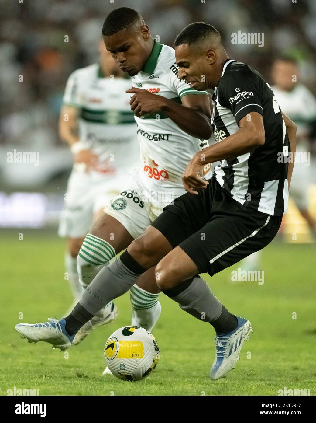 Rio De Janeiro, Brasilien. 17. September 2022. RJ - Rio de Janeiro - 09/17/2022 - BRASILIANISCHER A 2022, BOTAFOGO X CORITIBA - Victor Sa Spieler aus Botafogo bestreitet ein Gebot mit Nathan Mendes Spieler aus Coritiba während eines Spiels im Engenhao Stadion für die brasilianische Meisterschaft A 2022. Foto: Jorge Rodrigues/AGIF/Sipa USA Quelle: SIPA USA/Alamy Live News Stockfoto