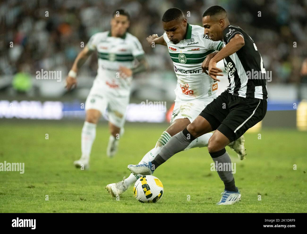 Rio De Janeiro, Brasilien. 17. September 2022. RJ - Rio de Janeiro - 09/17/2022 - BRASILIANISCHER A 2022, BOTAFOGO X CORITIBA - Victor Sa Spieler aus Botafogo bestreitet ein Gebot mit Nathan Mendes Spieler aus Coritiba während eines Spiels im Engenhao Stadion für die brasilianische Meisterschaft A 2022. Foto: Jorge Rodrigues/AGIF/Sipa USA Quelle: SIPA USA/Alamy Live News Stockfoto