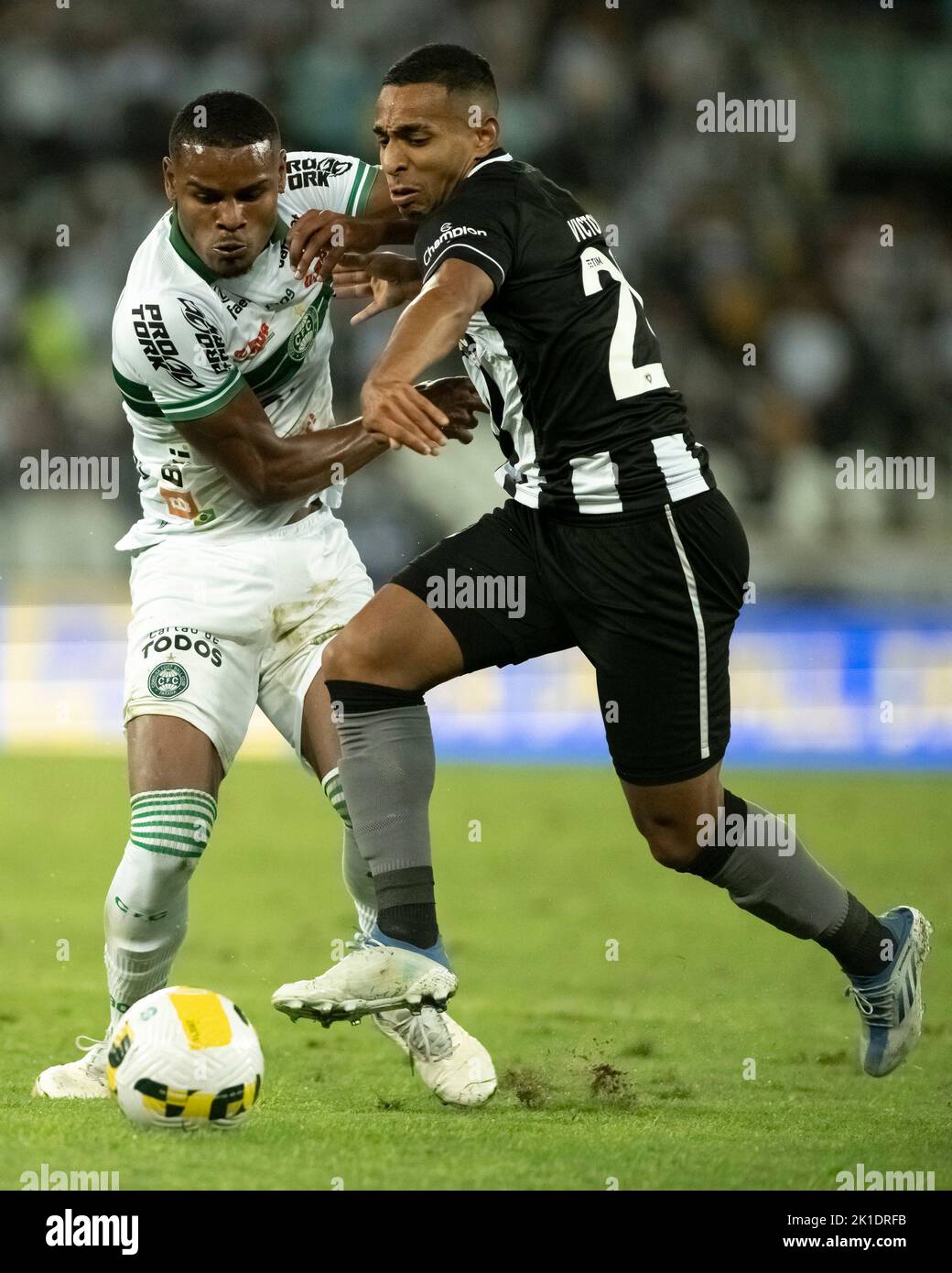 Rio De Janeiro, Brasilien. 17. September 2022. RJ - Rio de Janeiro - 09/17/2022 - BRASILIANISCHER A 2022, BOTAFOGO X CORITIBA - Victor Sa Spieler aus Botafogo bestreitet ein Gebot mit Nathan Mendes Spieler aus Coritiba während eines Spiels im Engenhao Stadion für die brasilianische Meisterschaft A 2022. Foto: Jorge Rodrigues/AGIF/Sipa USA Quelle: SIPA USA/Alamy Live News Stockfoto