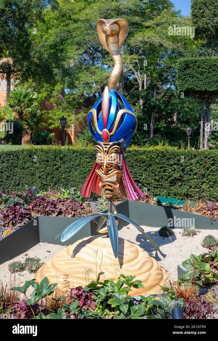 Eine vertikale Aufnahme einer Jafar-Zeichentrickfigur von Disney in einem Garten in Disneyland, Frankreich Stockfoto
