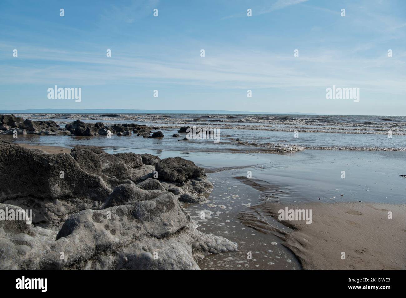 Ogmore-by-Sea Beach, Ogmore-by-Sea, Val of Glamorgan, Welsh Coast - Rocks, Water and Blue Skies Stockfoto