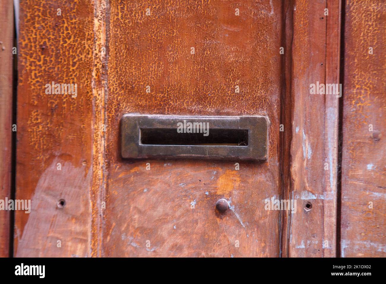 Alte Tür in einer Straße in Rio de Janeiro. Stockfoto