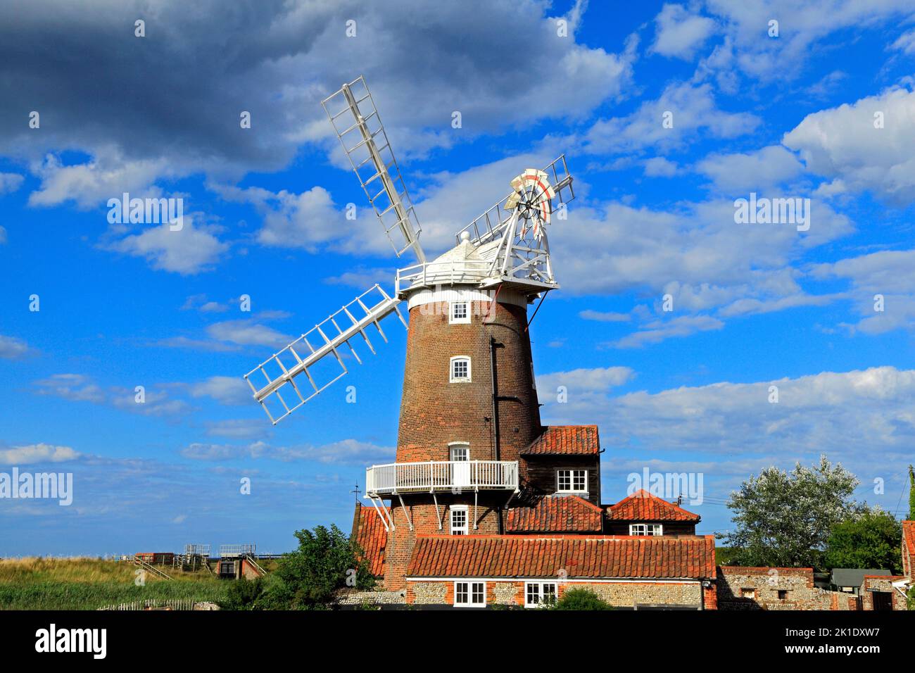 Cley neben der Sea Windmill, Ziegelturm Mühle, Norfolk, England, Großbritannien Stockfoto