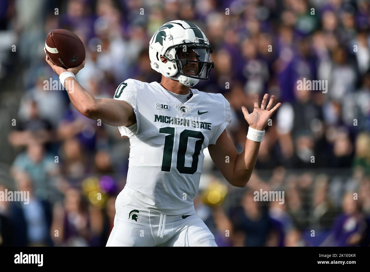 Seattle, WA, USA. 17. September 2022. Michigan State Spartans Quarterback Payton Thorne (10 wirft einen Pass im ersten Quartal des NCAA Football Game zwischen den Washington Huskies und Michigan State Spartans im Husky Stadium in Seattle, WA. Steve Faber/CSM/Alamy Live News Stockfoto