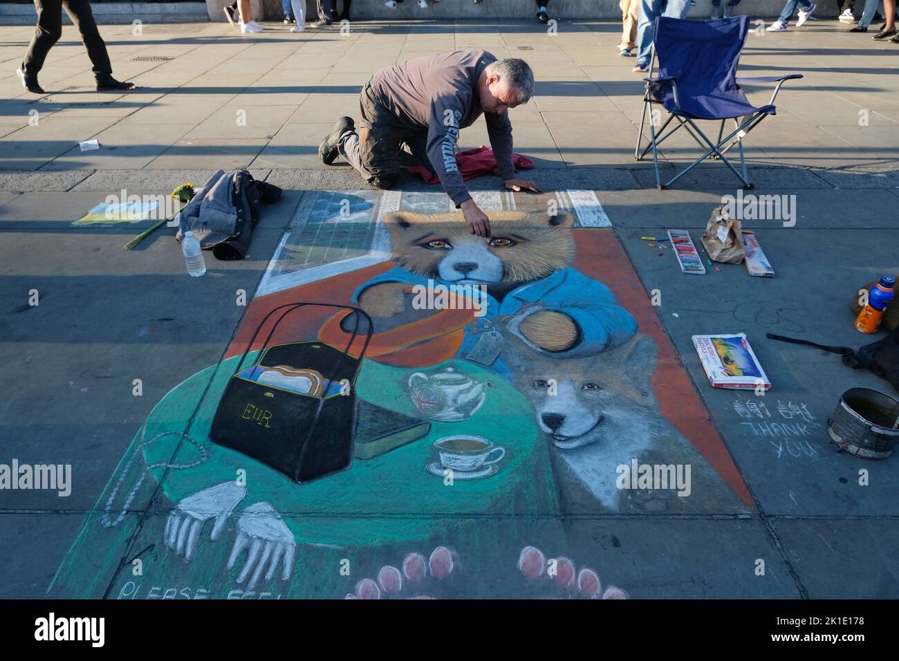 London, Großbritannien. 17.. September 2022. Pavement-Künstler schaffen Pastellarbeiten zu Ehren Ihrer Majestät der Königin im West End. Kredit: Elfte Stunde Fotografie/Alamy Live Nachrichten Stockfoto