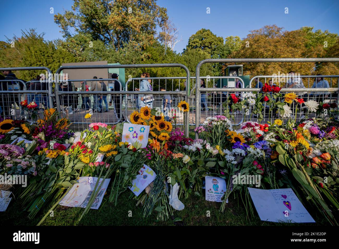 Windsor, Großbritannien. 17. September 2022. Zeichnungen und Postkarten mit Blumenmotiven vor dem Schloss Windsor. Scharen von Trauernden und Verfemern aus der ganzen Welt kommen weiterhin nach Windsor Castle, um Königin Elizabeth II. Zu ehren, die am 8.. September 2022 starb. (Foto von Hesther Ng/SOPA Images/Sipa USA) Quelle: SIPA USA/Alamy Live News Stockfoto