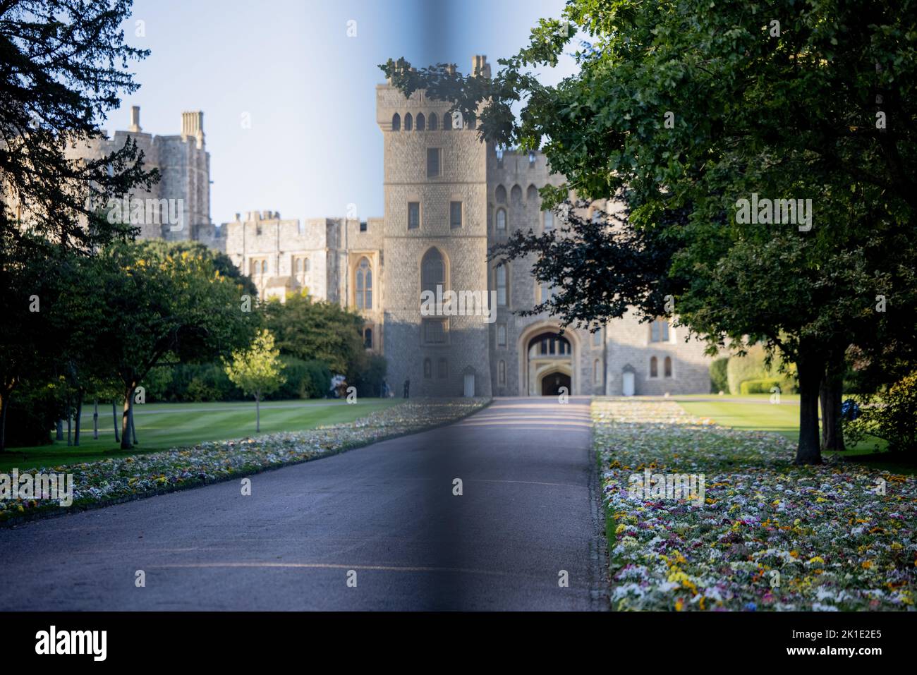 Windsor, Großbritannien. 17. September 2022. Auf der Seite der Auffahrt, die zum Schloss Windsor führt, liegen Blumen. Scharen von Trauernden und Verfemern aus der ganzen Welt kommen weiterhin nach Windsor Castle, um Königin Elizabeth II. Zu ehren, die am 8.. September 2022 starb. (Foto von Hesther Ng/SOPA Images/Sipa USA) Quelle: SIPA USA/Alamy Live News Stockfoto