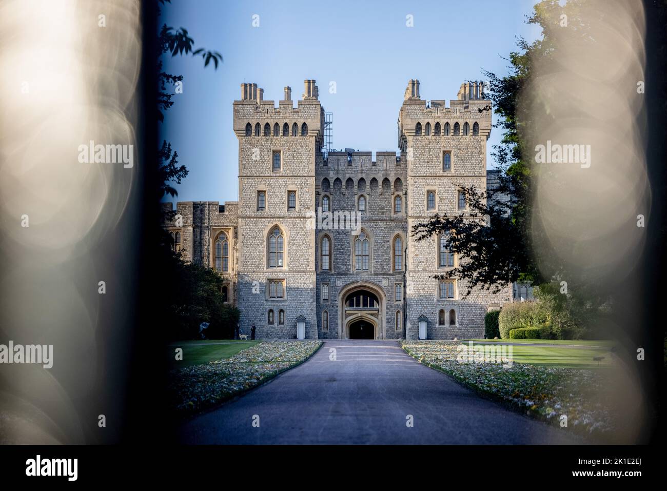 Windsor, Großbritannien. 17. September 2022. Auf der Seite der Auffahrt, die zum Schloss Windsor führt, liegen Blumen. Scharen von Trauernden und Verfemern aus der ganzen Welt kommen weiterhin nach Windsor Castle, um Königin Elizabeth II. Zu ehren, die am 8.. September 2022 starb. (Foto von Hesther Ng/SOPA Images/Sipa USA) Quelle: SIPA USA/Alamy Live News Stockfoto