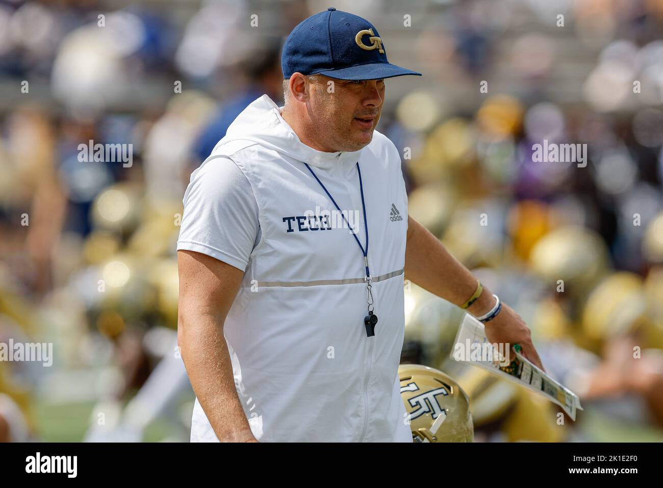 Atlanta, Georgia. 17. September 2022. Geoff Collins, Cheftrainer der Georgia Tech, spielte vor dem NCAA-Fußballspiel mit den Georgia Tech Yellow Jackets und den Ole Miss Rebels im Bobby Dodd Stadium auf dem Campus der Georgia Tech in Atlanta, Georgia. Ole Miss schließt die Gelben Jacken aus, 42-0. Cecil Copeland/CSM/Alamy Live News Stockfoto