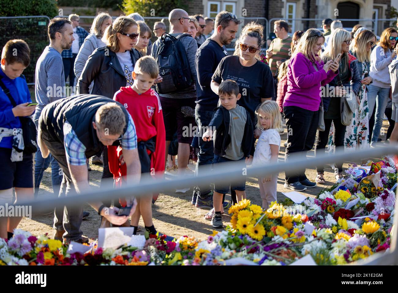 Windsor, Großbritannien. 17. September 2022. Familien sahen, wie sie die Grußkarte im Blumenverehrerbereich vor Windsor Castle lasen. Scharen von Trauernden und Verfemern aus der ganzen Welt kommen weiterhin nach Windsor Castle, um Königin Elizabeth II. Zu ehren, die am 8.. September 2022 starb. (Foto von Hesther Ng/SOPA Images/Sipa USA) Quelle: SIPA USA/Alamy Live News Stockfoto