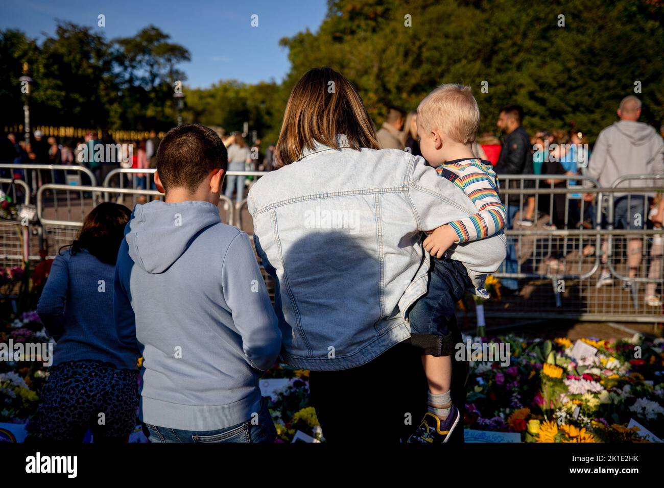 Windsor, Großbritannien. 17. September 2022. Eine Familie sah, wie sie die Blumenverehrungen vor Windsor Castle betrachtte. Scharen von Trauernden und Verfemern aus der ganzen Welt kommen weiterhin nach Windsor Castle, um Königin Elizabeth II. Zu ehren, die am 8.. September 2022 starb. Kredit: SOPA Images Limited/Alamy Live Nachrichten Stockfoto