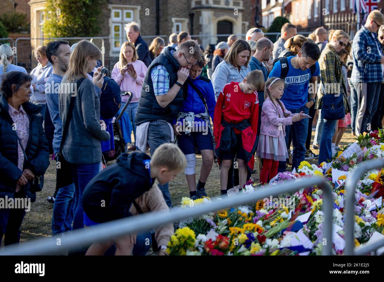Windsor, Großbritannien. 17. September 2022. Familien sahen, wie sie die Grußkarte im Blumenverehrerbereich vor Windsor Castle lasen. Scharen von Trauernden und Verfemern aus der ganzen Welt kommen weiterhin nach Windsor Castle, um Königin Elizabeth II. Zu ehren, die am 8.. September 2022 starb. Kredit: SOPA Images Limited/Alamy Live Nachrichten Stockfoto