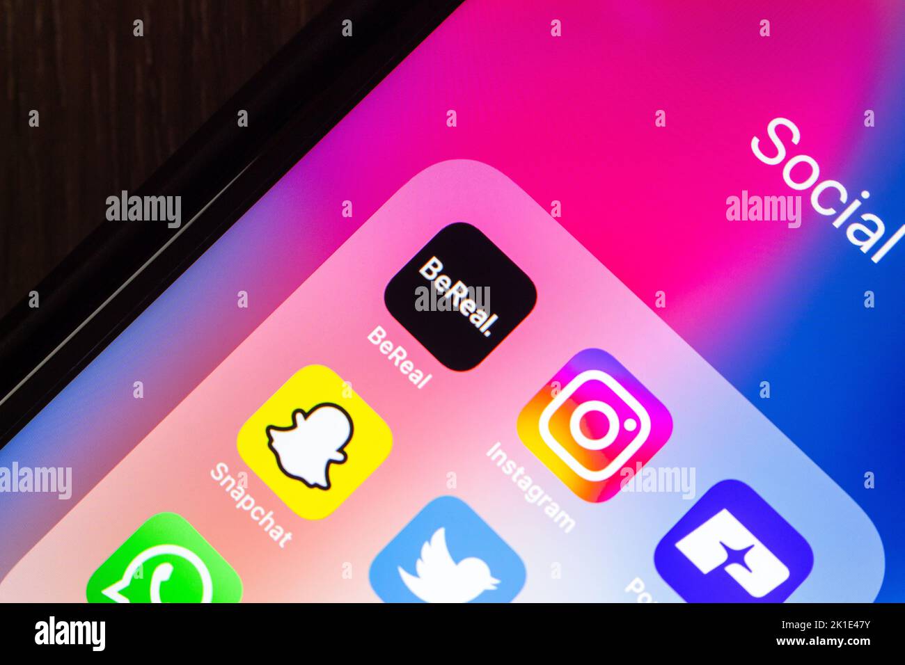 Vancouver, KANADA - Sep 11 2022 : Französische Social-Media-App BeReal und beliebte SNS-Icons (Instagram, Poparazzi, Snapchat, WhatsApp, Twitter, Medaillon Breite Stockfoto