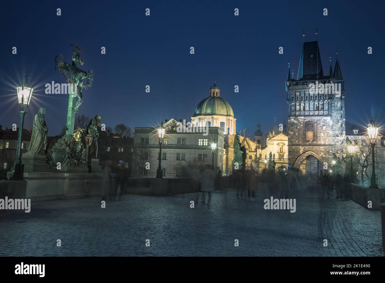 Karlsbrücke bei Nacht beleuchtet, mittelalterliches Prag, Tschechische Republik Stockfoto