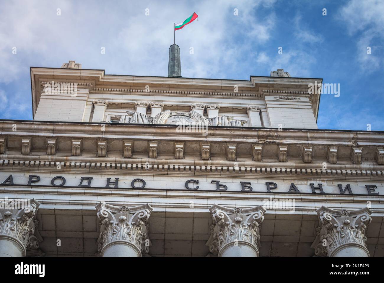 Nationalparlament von Bulgarien in der Hauptstadt Sofia mit bulgarischer Flagge Stockfoto