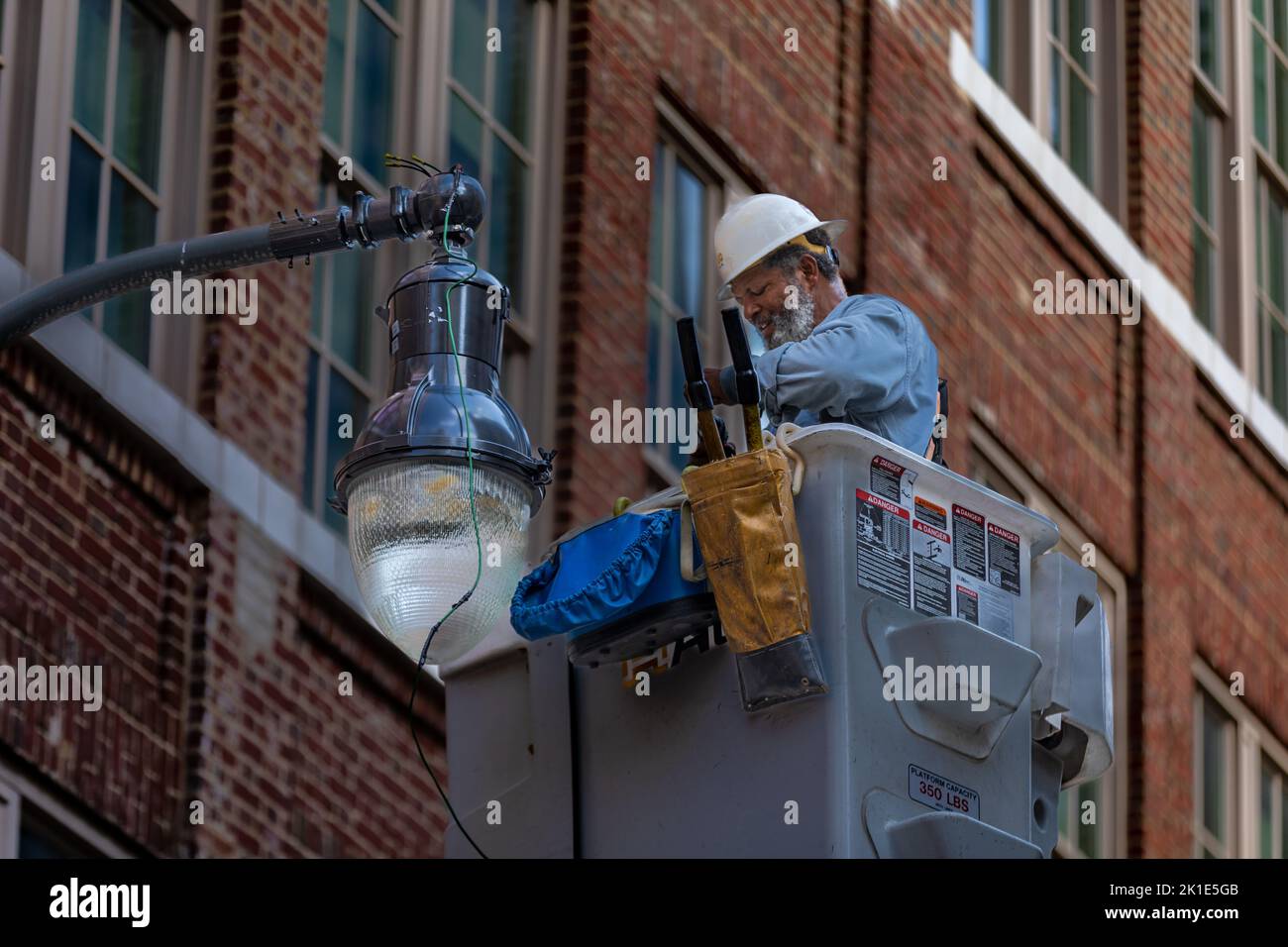 17. September 2022 - Facharbeiter bei der Reparatur einer Straßenbeleuchtung. Stockfoto