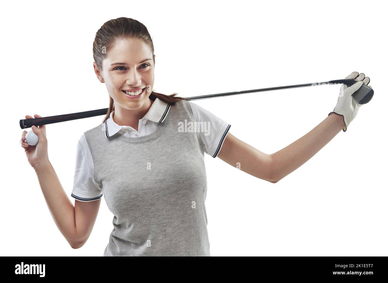 Gewinnen ist nur gleichzusetzen mit dem Platz. Studioaufnahme einer jungen Golferin, die einen Golfschläger hinter ihrem Rücken in Weiß gehalten hat. Stockfoto